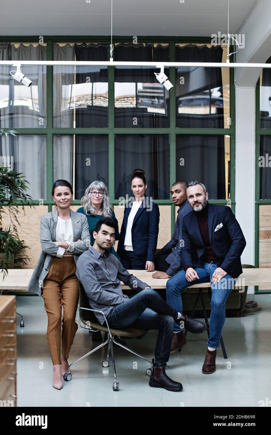Portrait complet d'une équipe professionnelle confiante à la table bureau créatif Banque D'Images