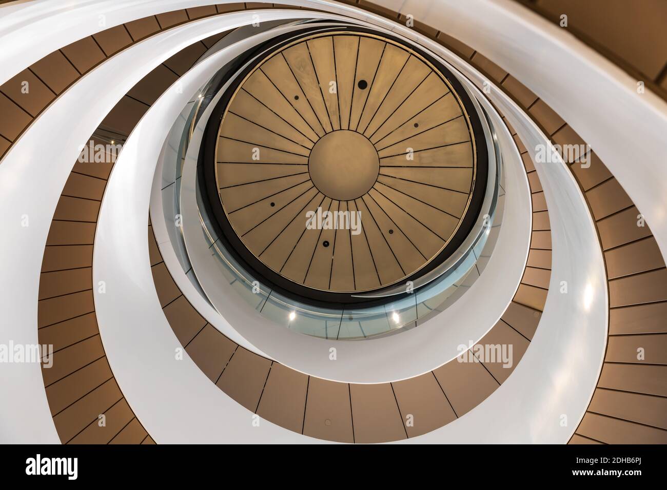 Un escalier en double hélice entrecroisant en acier australien et en verre incurvé relie les niveaux 4 à 7 de l'UTS Central, bâtiment 2 de l'université Banque D'Images