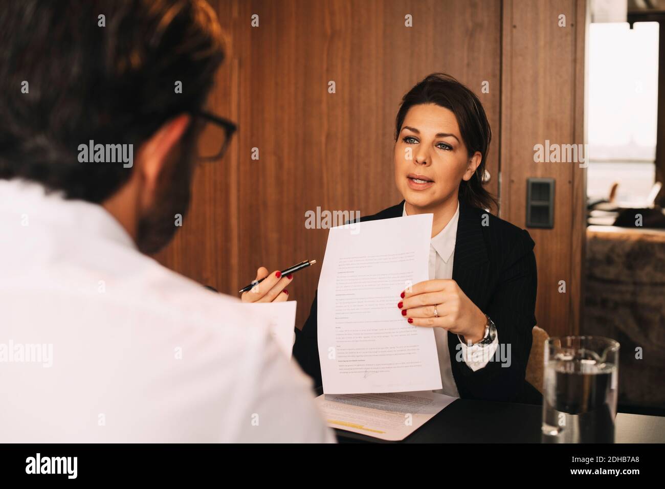 Avocat confiant discutant de document avec un client masculin en droit bureau Banque D'Images