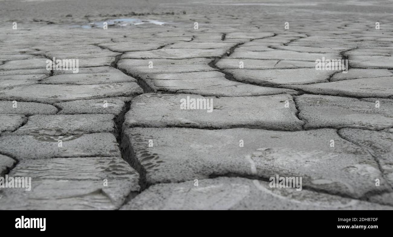 Fissure de terre avec texture de surface sèche rugueuse. Changement climatique et impact de la sécheresse. Banque D'Images