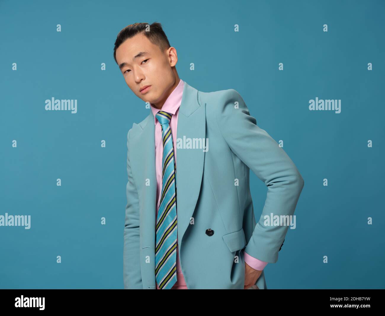 Homme tendance dans un bleu cravate blazer rose chemise court vue Photo  Stock - Alamy