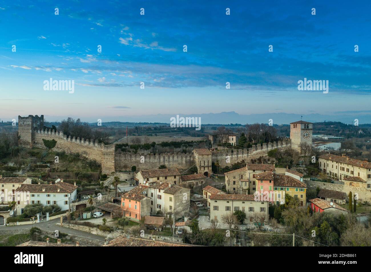 Avis de Monzambano, le château et les murs, Mozambano (Mantova) Italy Banque D'Images