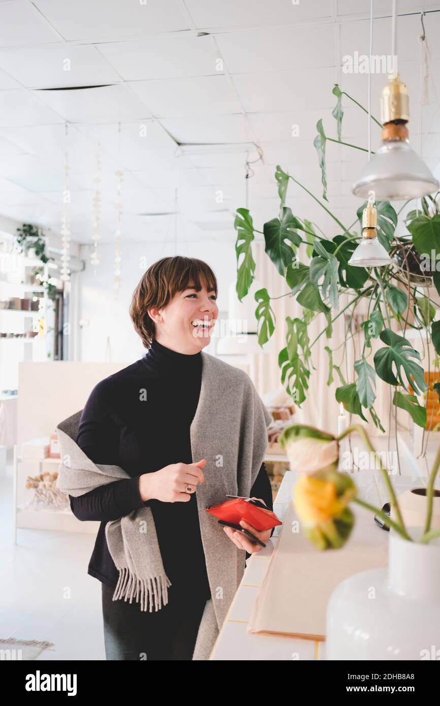 Cliente enjouée dans un magasin de sellerie Banque D'Images