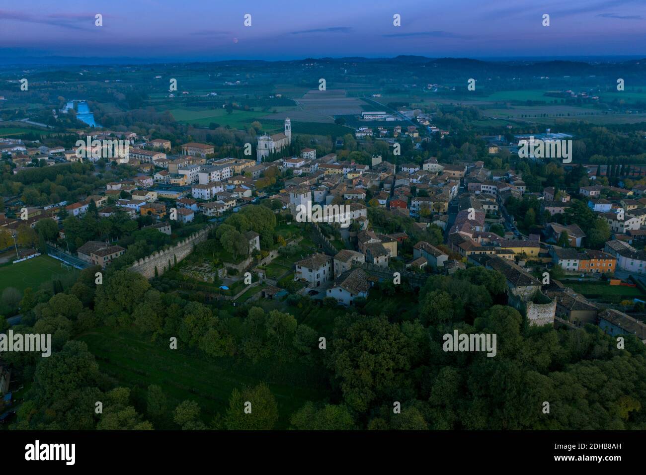 Vue sur le château et les murs, Mozambano (Mantova) Italie Banque D'Images