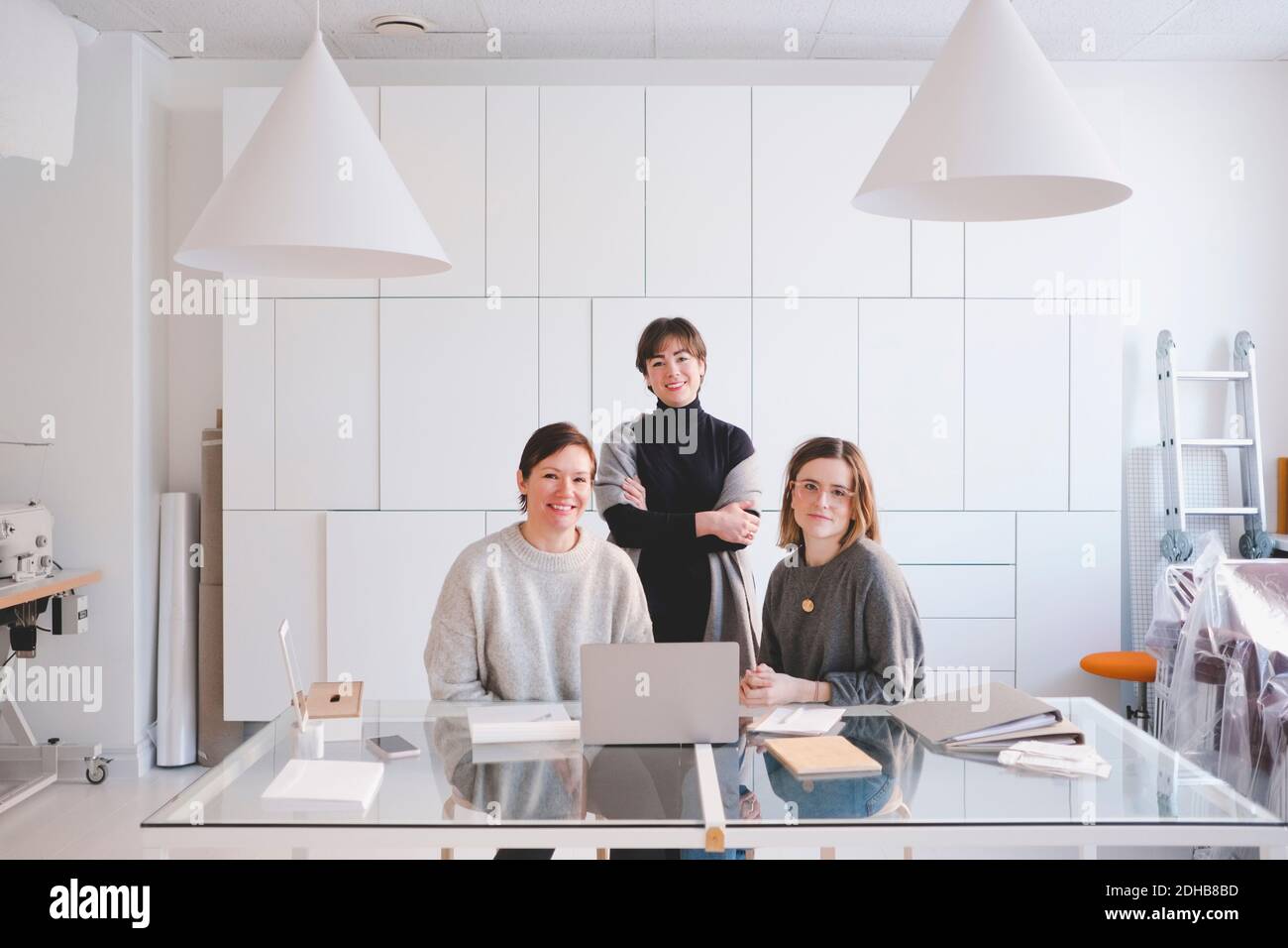 Portrait de femmes souriantes de professionnels du design au bureau dans l'atelier Banque D'Images