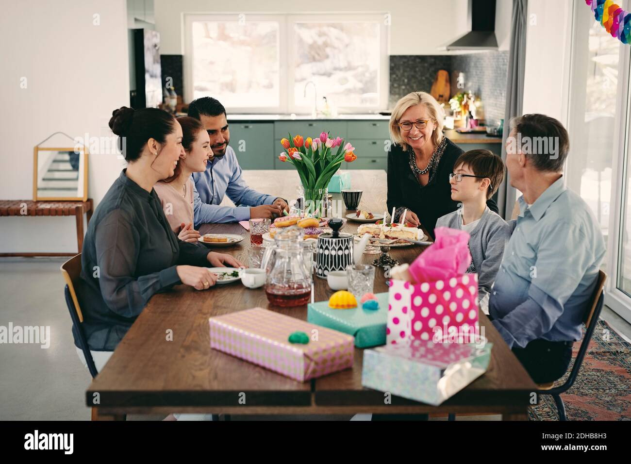 Bonne famille de plusieurs générations à table pendant la fête d'anniversaire Banque D'Images