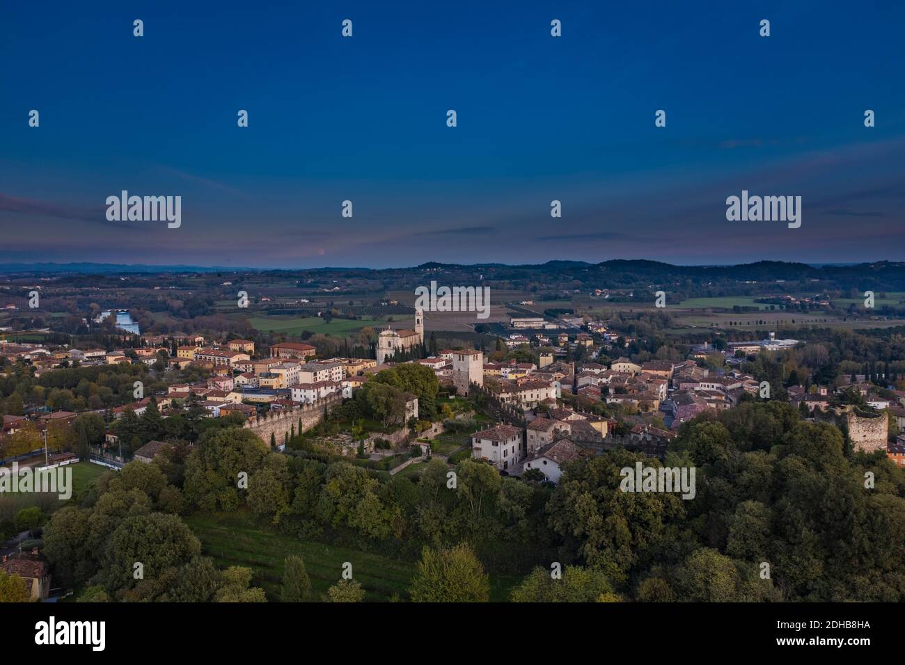 Avis de Monzambano, le château et les murs, Mozambano (Mantova) Italy Banque D'Images