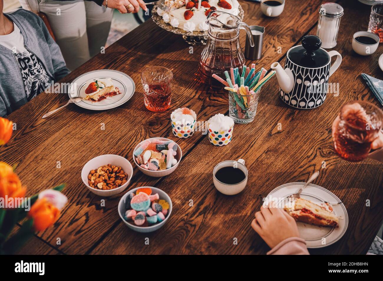 Vue panoramique de la famille en train de savourer un repas à table pendant fête d'anniversaire Banque D'Images