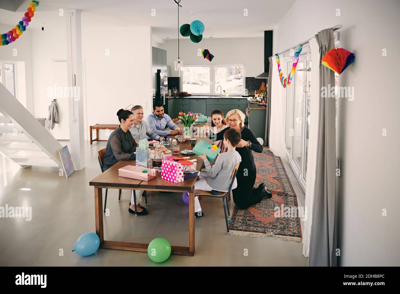 Vue en grand angle de la famille qui apprécie la fête d'anniversaire à la maison Banque D'Images