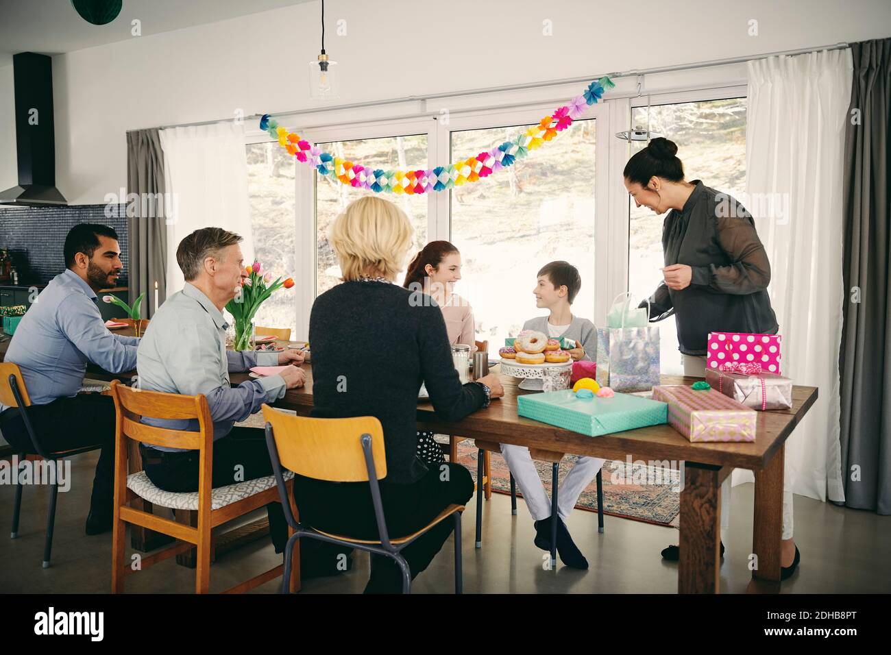 Famille de plusieurs générations appréciant la nourriture à la fête d'anniversaire Banque D'Images