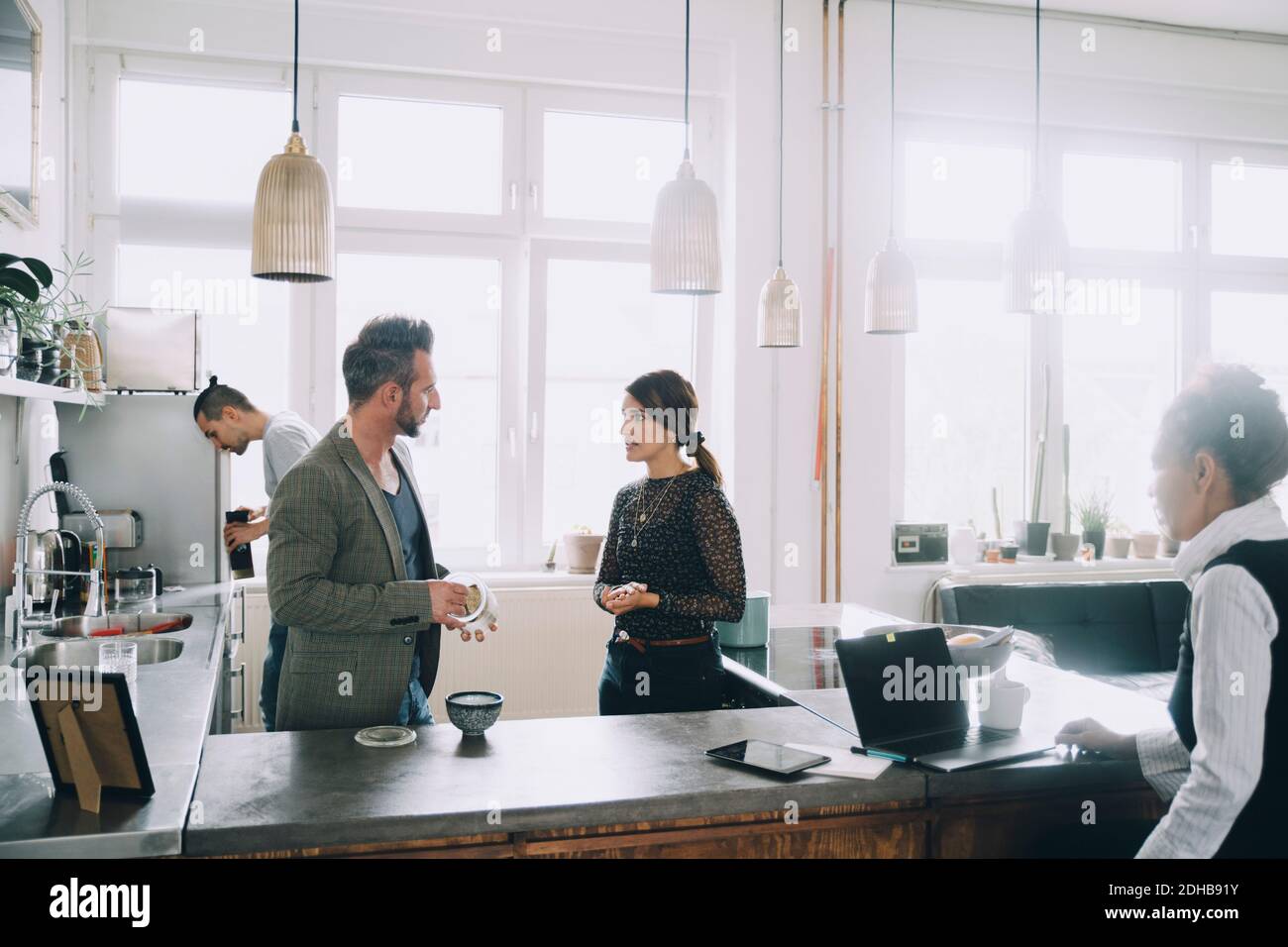 Professionnels créatifs de cuisine Island au bureau Banque D'Images