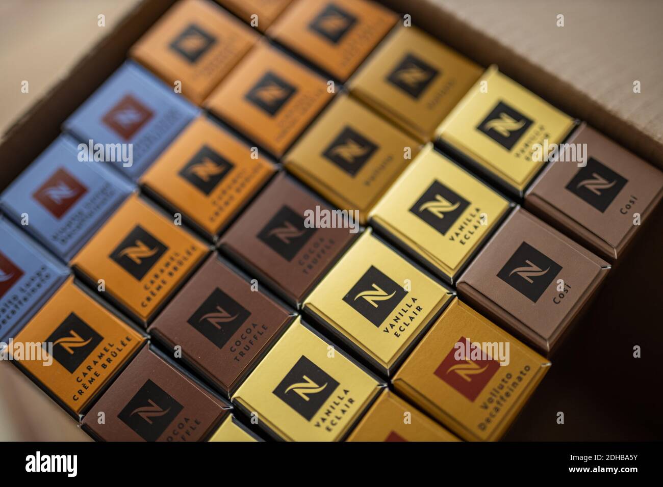 10.23.2019 : différentes capsules de café Nespresso livrées dans des boîtes  Nespresso. Café Nespresso, saveurs et goûts variés. Expédié à domicile  Photo Stock - Alamy