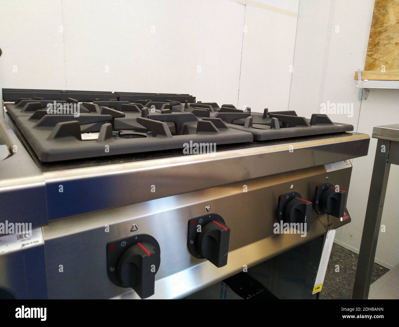 Cuisinière à gaz commerciale dans la cuisine du restaurant Photo Stock -  Alamy