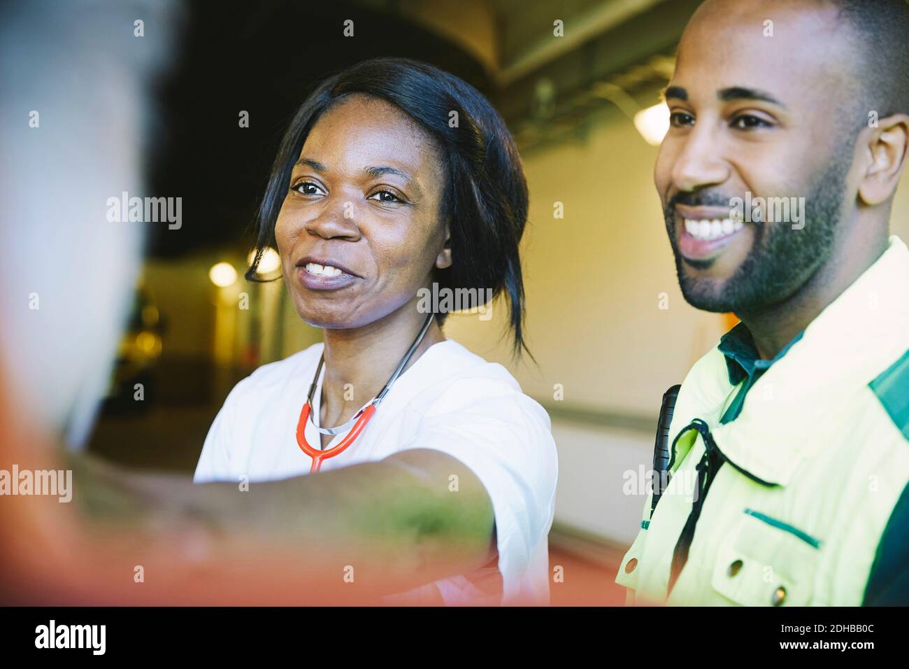 Femme souriante médecin et paramédical à l'hôpital Banque D'Images