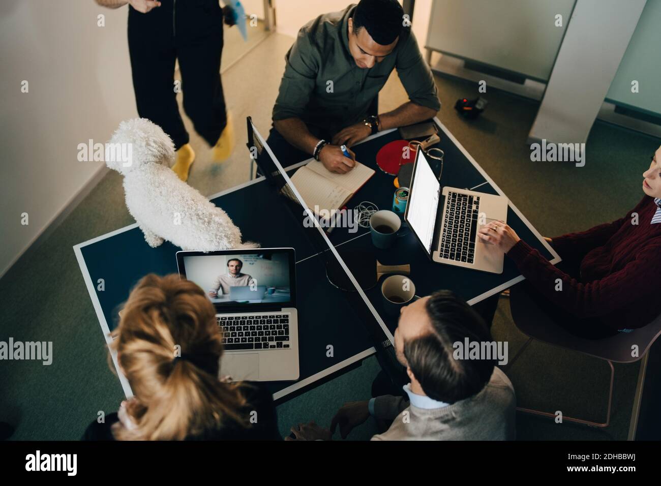 Vue d'ensemble des collègues d'affaires multi-ethniques discutant à bord salle au bureau créatif Banque D'Images