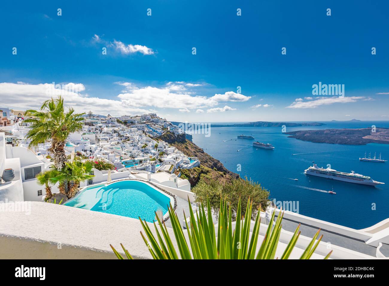 Voyage incroyable paysage de vacances, destination d'été à Santorini, Oia. Architecture blanche, piscine, vue romantique sur la mer avec bateaux de croisière. Scène idyllique Banque D'Images