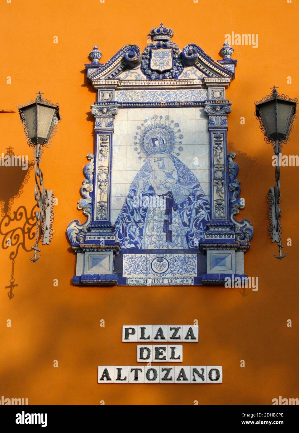 Plaza de Altozano : panneau de rue en carrelage bleu et blanc Contre un mur peint orange avec des feux de rue à Triana Séville Espagne avril 2014 Banque D'Images