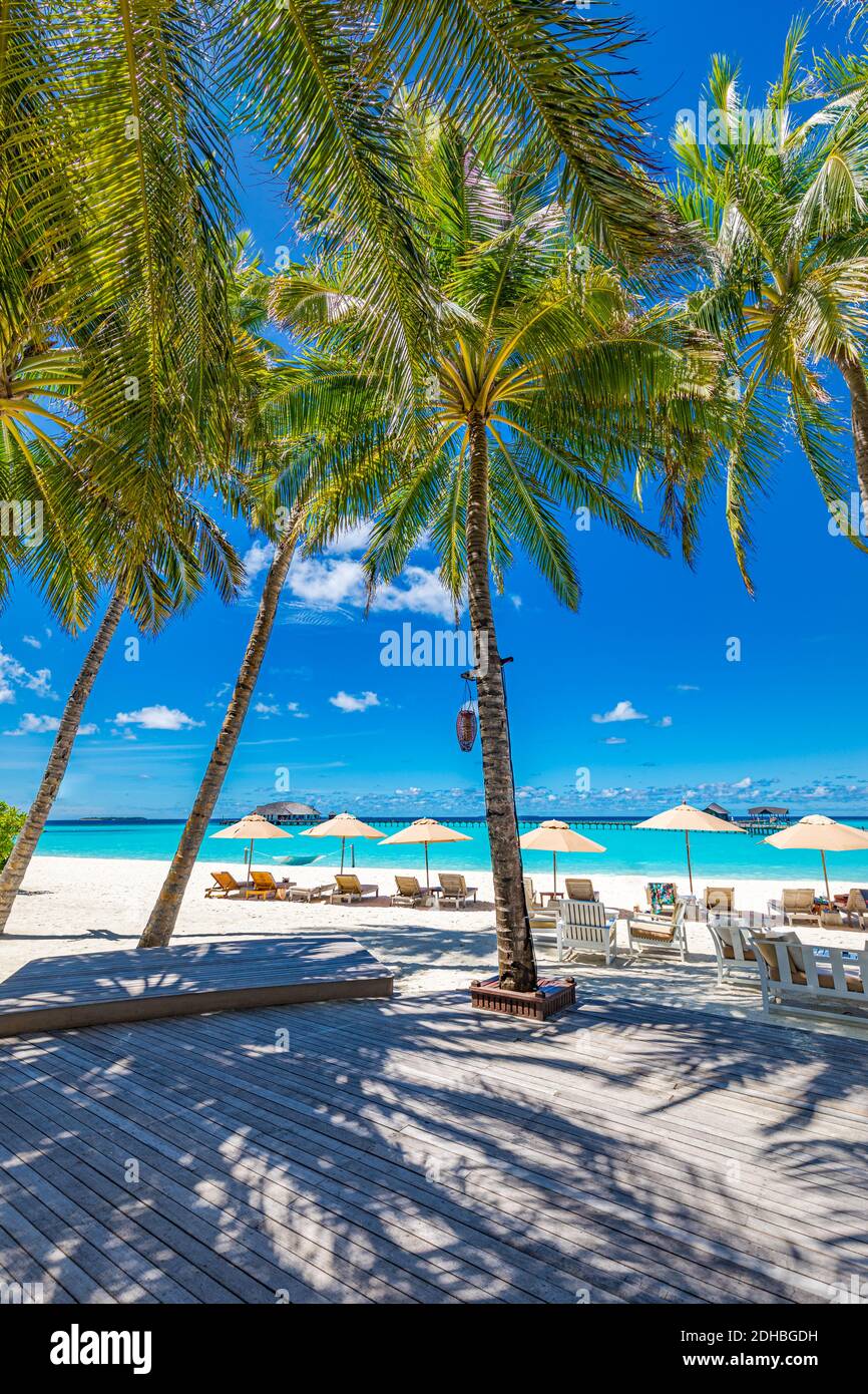 Panorama de la station balnéaire verticale. Chris avec table, coin détente sur terrasse en bois près de la mer. Hôtel tropical, voyage de luxe paysage de vacances Banque D'Images