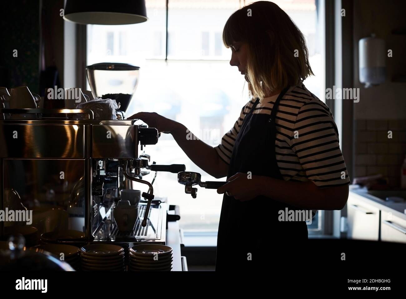 Barista femelle la préparation de café au café Banque D'Images