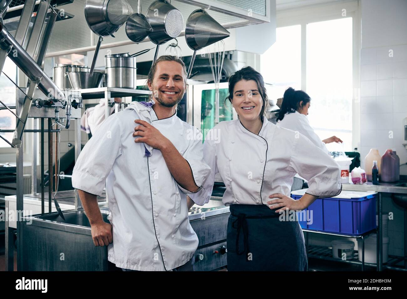 Portrait des chefs souriant dans la cuisine commerciale Banque D'Images