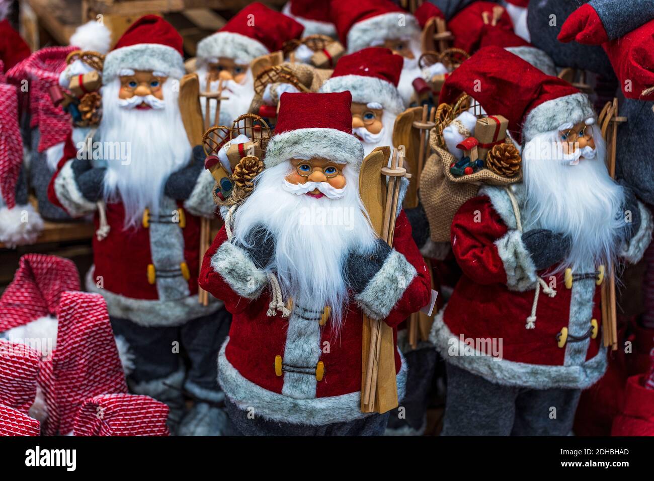 Vue rapprochée des magnifiques personnages du père noël pour la décoration. Concept des fêtes de Noël. Banque D'Images