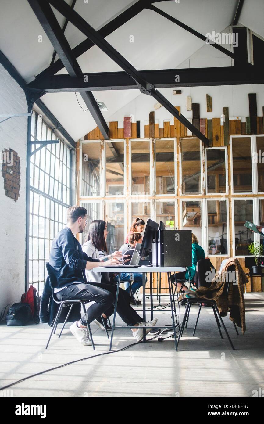 Équipe de programmeurs travaillant à la table de conférence à bord chambre Banque D'Images