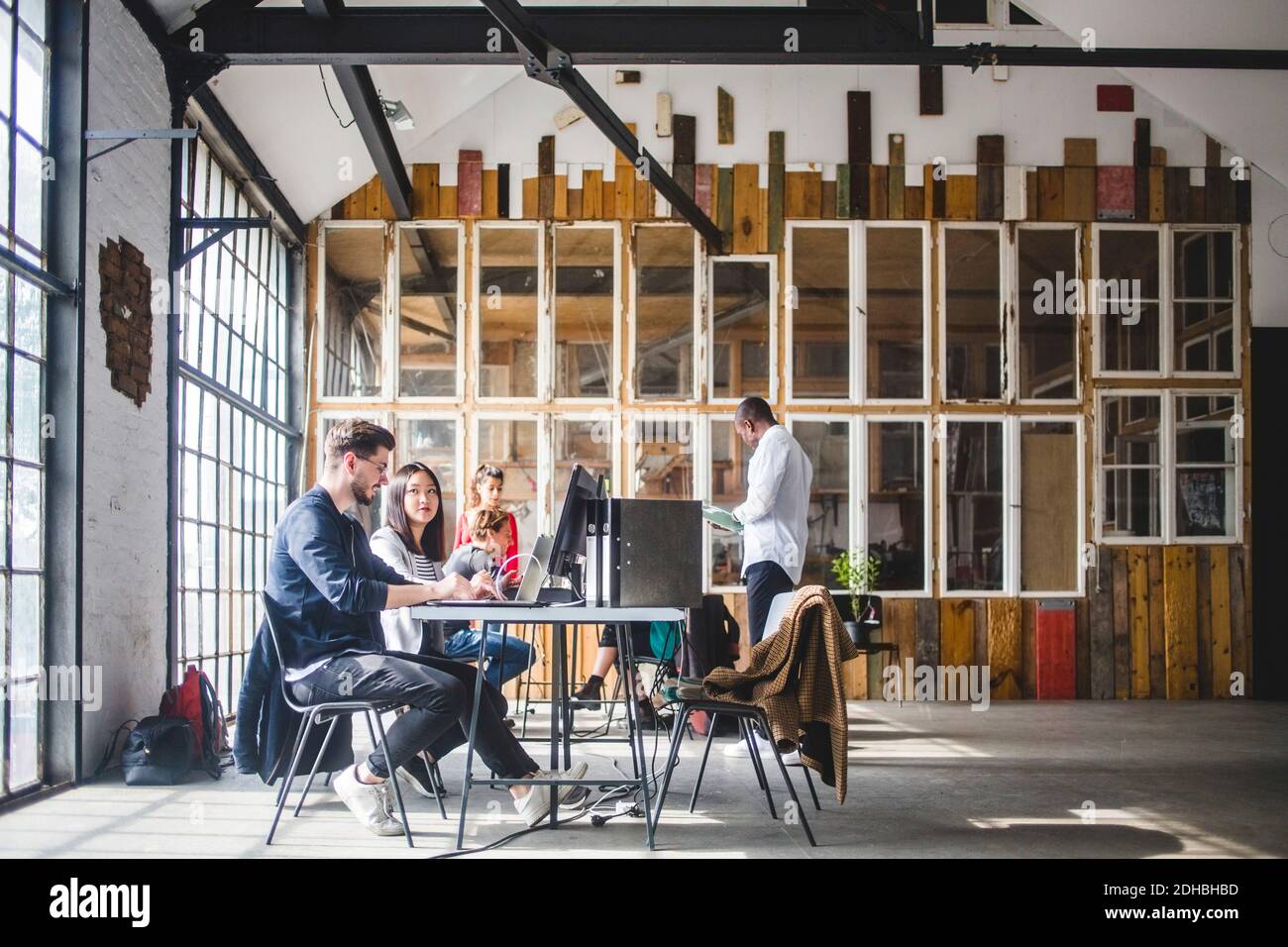 Entrepreneurs travaillant sur des projets INFORMATIQUES en équipe à la table de conférence Banque D'Images