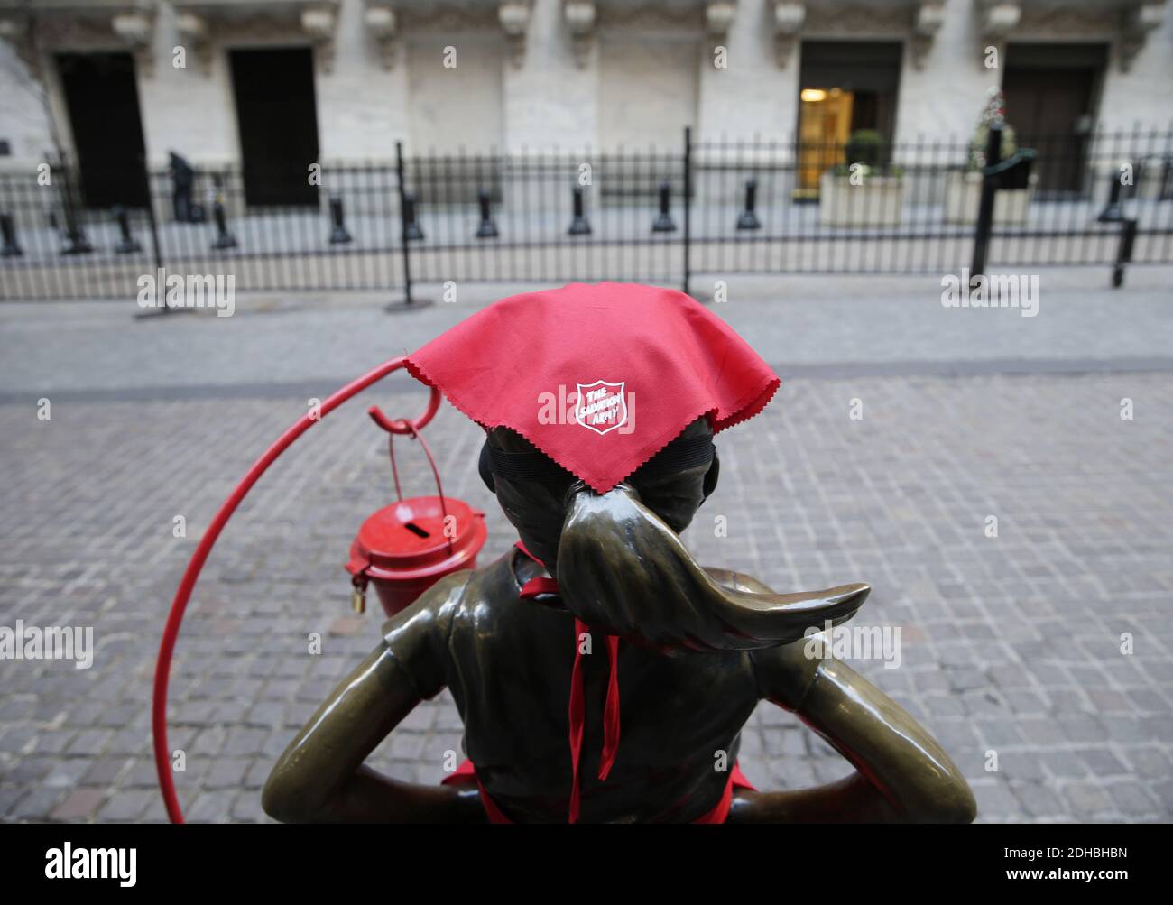 New York, États-Unis. 10 décembre 2020. La statue de la fille sans fard est érigée dans un uniforme de l'Armée du Salut à l'extérieur de la Bourse de New York sur Wall Street à New York le jeudi 10 décembre 2020. La statue de la « fille sans fianteur » porte un uniforme de l'Armée du Salut et une mini bouilloire et une cloche rouges pour défendre les New-Yorkais face à la faim, au manque de logement et à l'incapacité de payer leurs factures. Photo de John Angelillo/UPI crédit: UPI/Alay Live News Banque D'Images