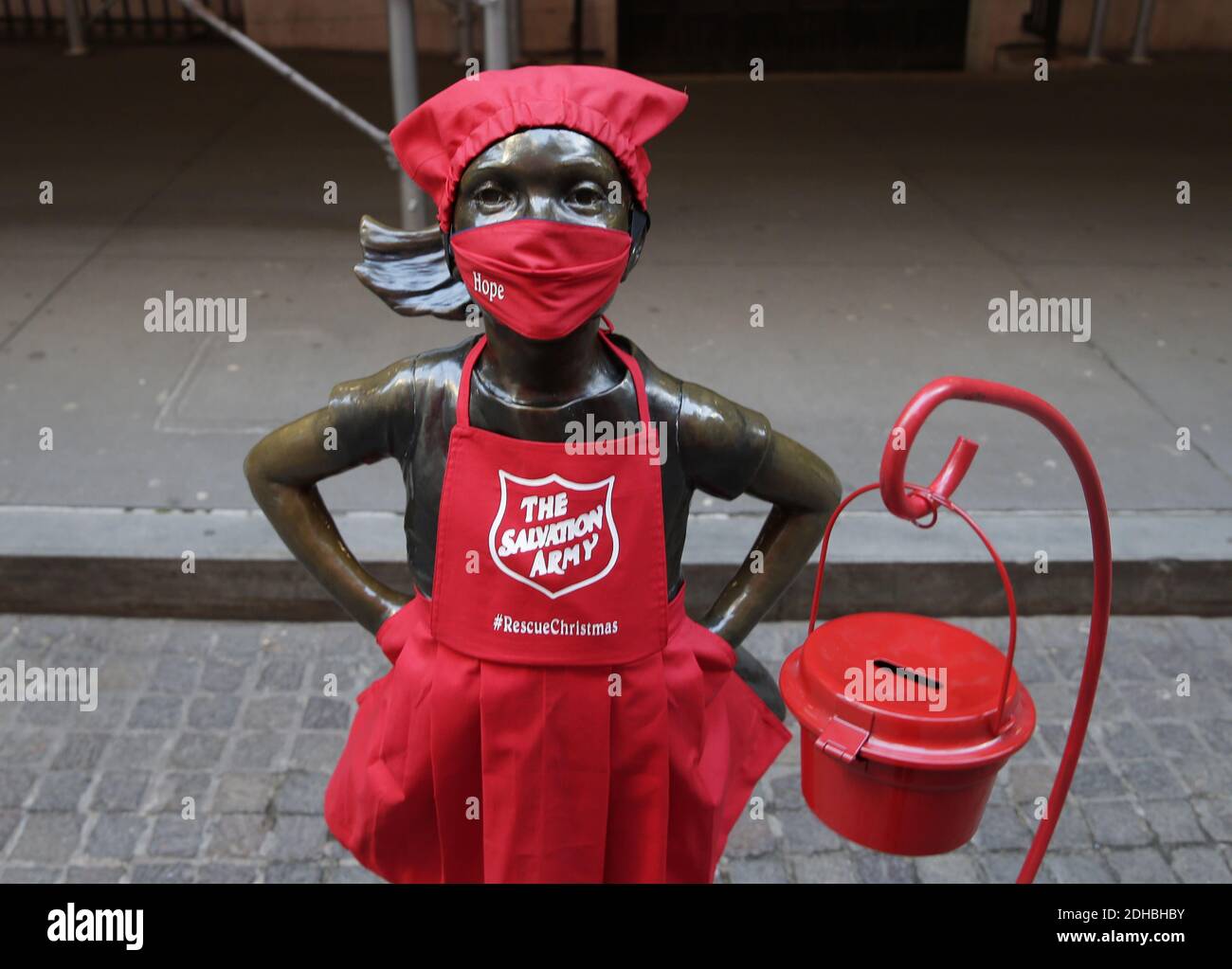 New York, États-Unis. 10 décembre 2020. La statue de la fille sans fard est érigée dans un uniforme de l'Armée du Salut à l'extérieur de la Bourse de New York sur Wall Street à New York le jeudi 10 décembre 2020. La statue de la « fille sans fianteur » porte un uniforme de l'Armée du Salut et une mini bouilloire et une cloche rouges pour défendre les New-Yorkais face à la faim, au manque de logement et à l'incapacité de payer leurs factures. Photo de John Angelillo/UPI crédit: UPI/Alay Live News Banque D'Images