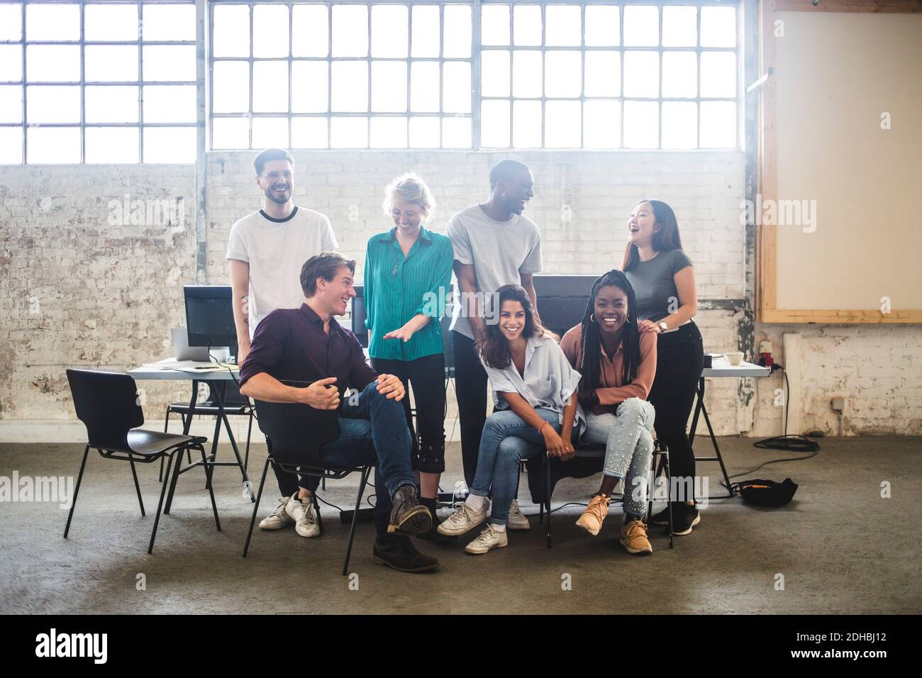 Une équipe de jeunes programmeurs joyeux qui s'amusent dans un bureau créatif Banque D'Images