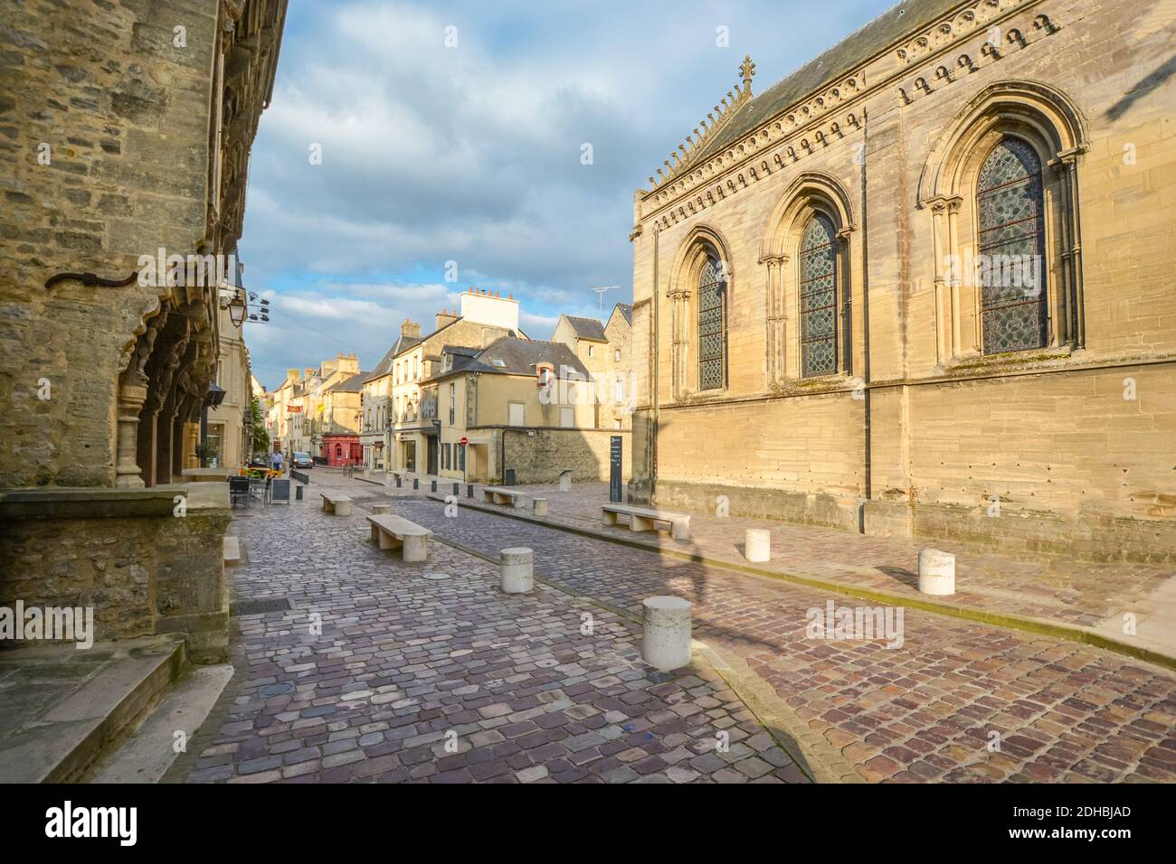 Rue Pavée et maisons à colombages sur la route médiévale en face de la cathédrale de Bayeux dans la ville de Bayeux, France en Normandie Banque D'Images