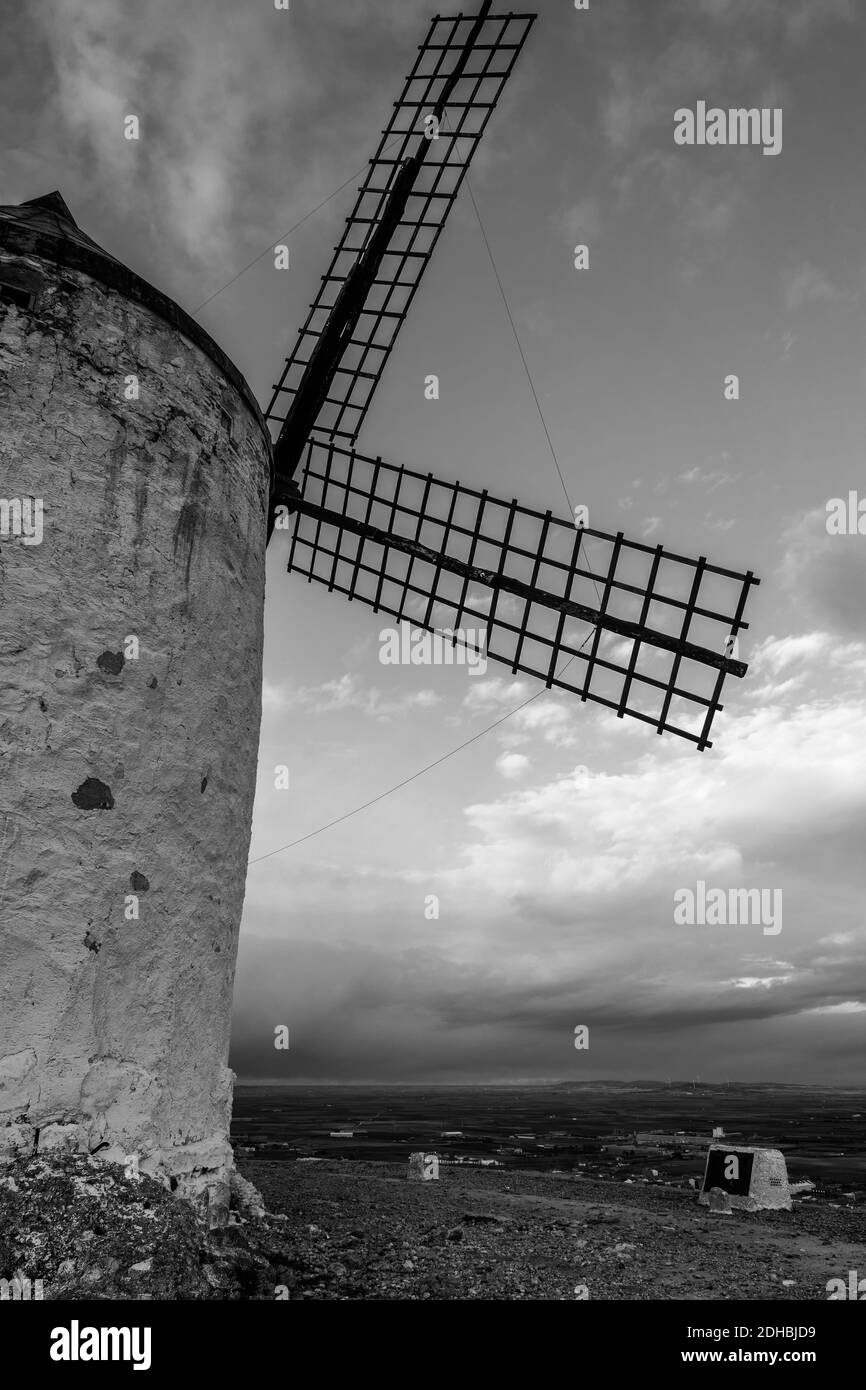 Photo en niveaux de gris du moulin à vent blanc raditionnel de Consuegra, Toledo, Espagne. Banque D'Images