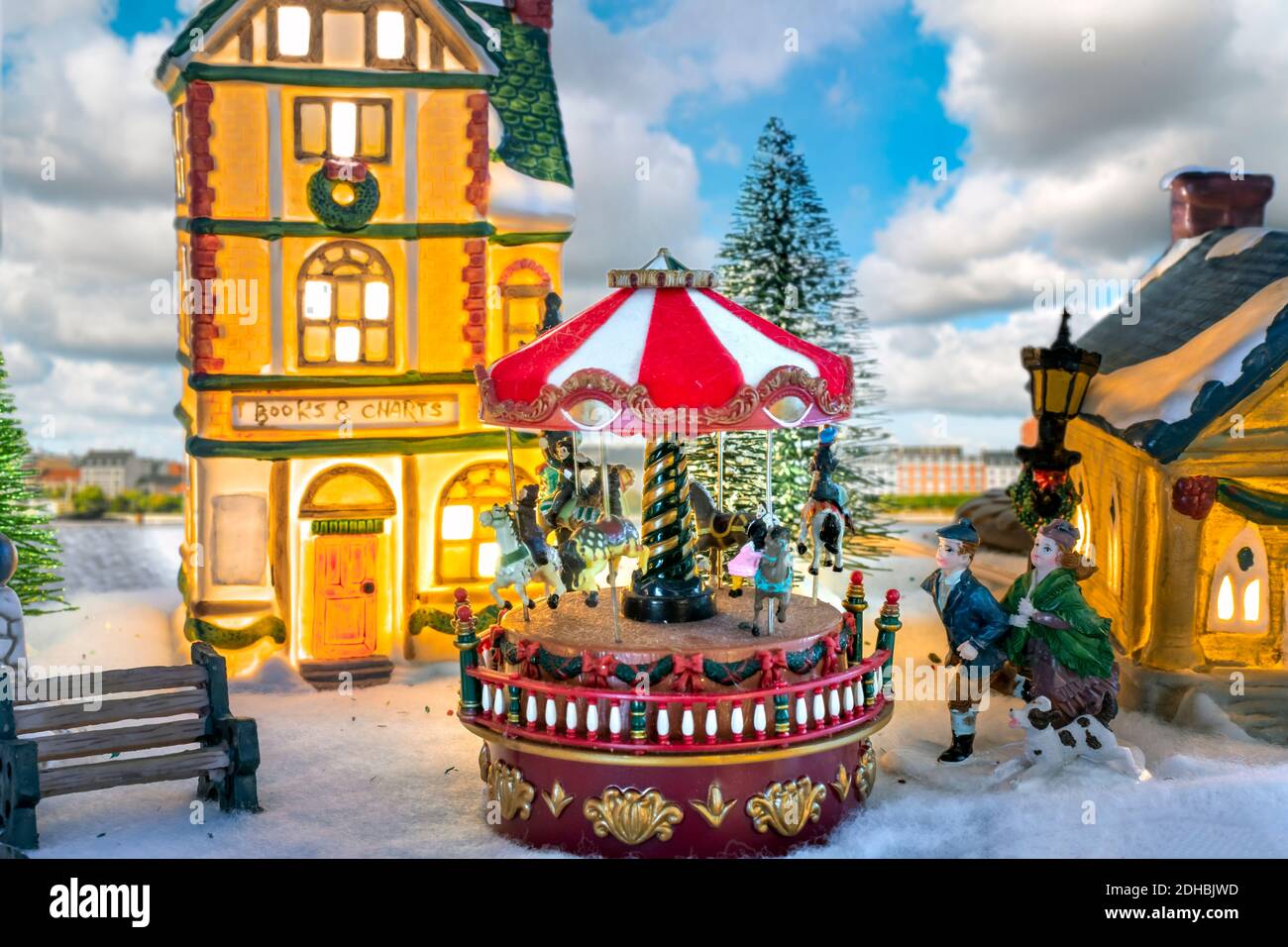 Un village de Noël miniature avec un carrousel et des boutiques. Banque D'Images