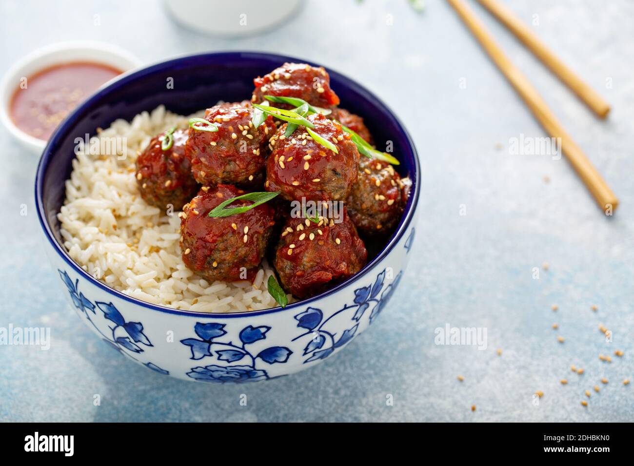 Boulettes de viande asiatiques à la sauce aigre-douce Banque D'Images