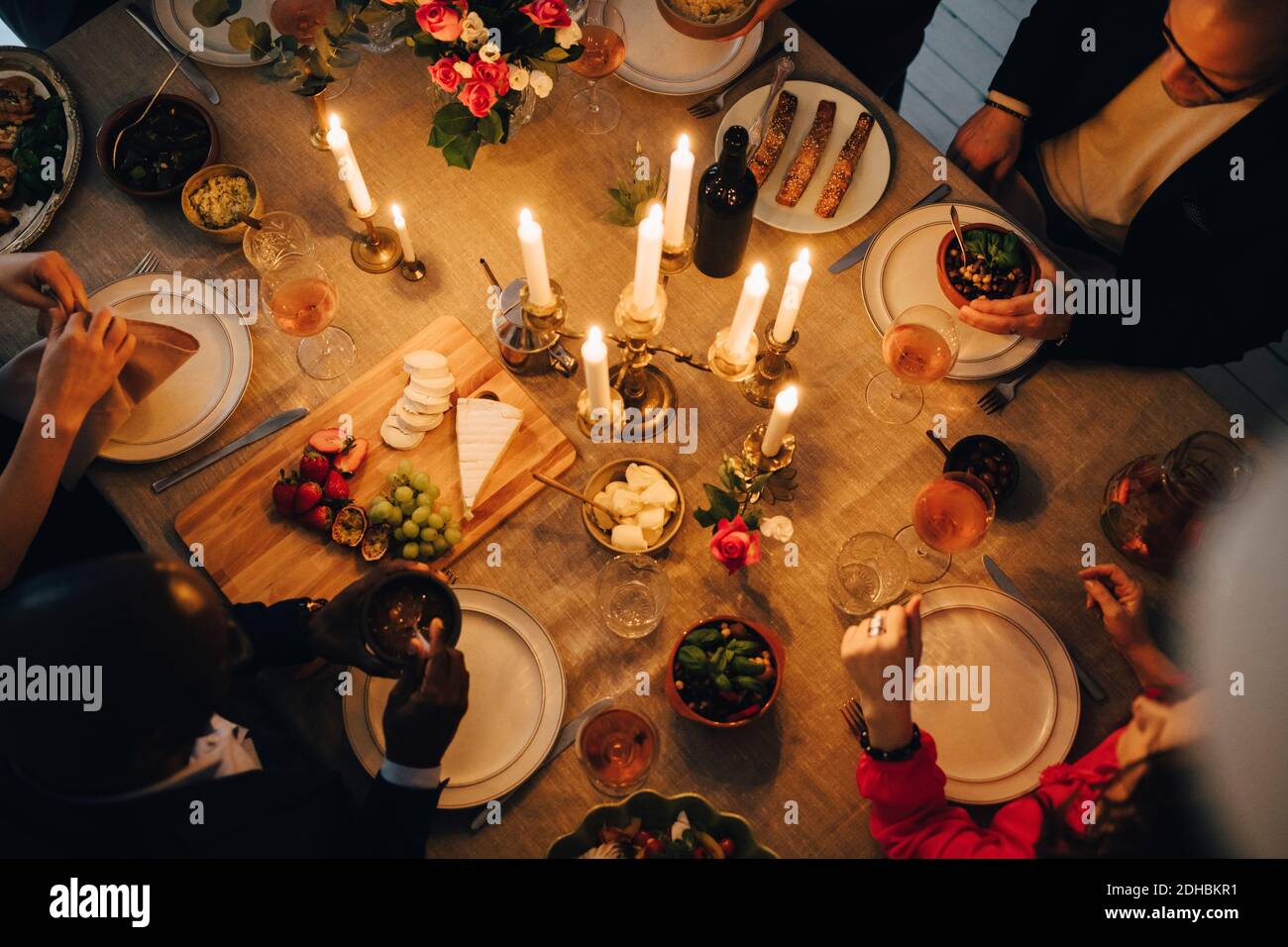 Directement au-dessus de la photo d'amis appréciant la nourriture au dîner de fête Banque D'Images