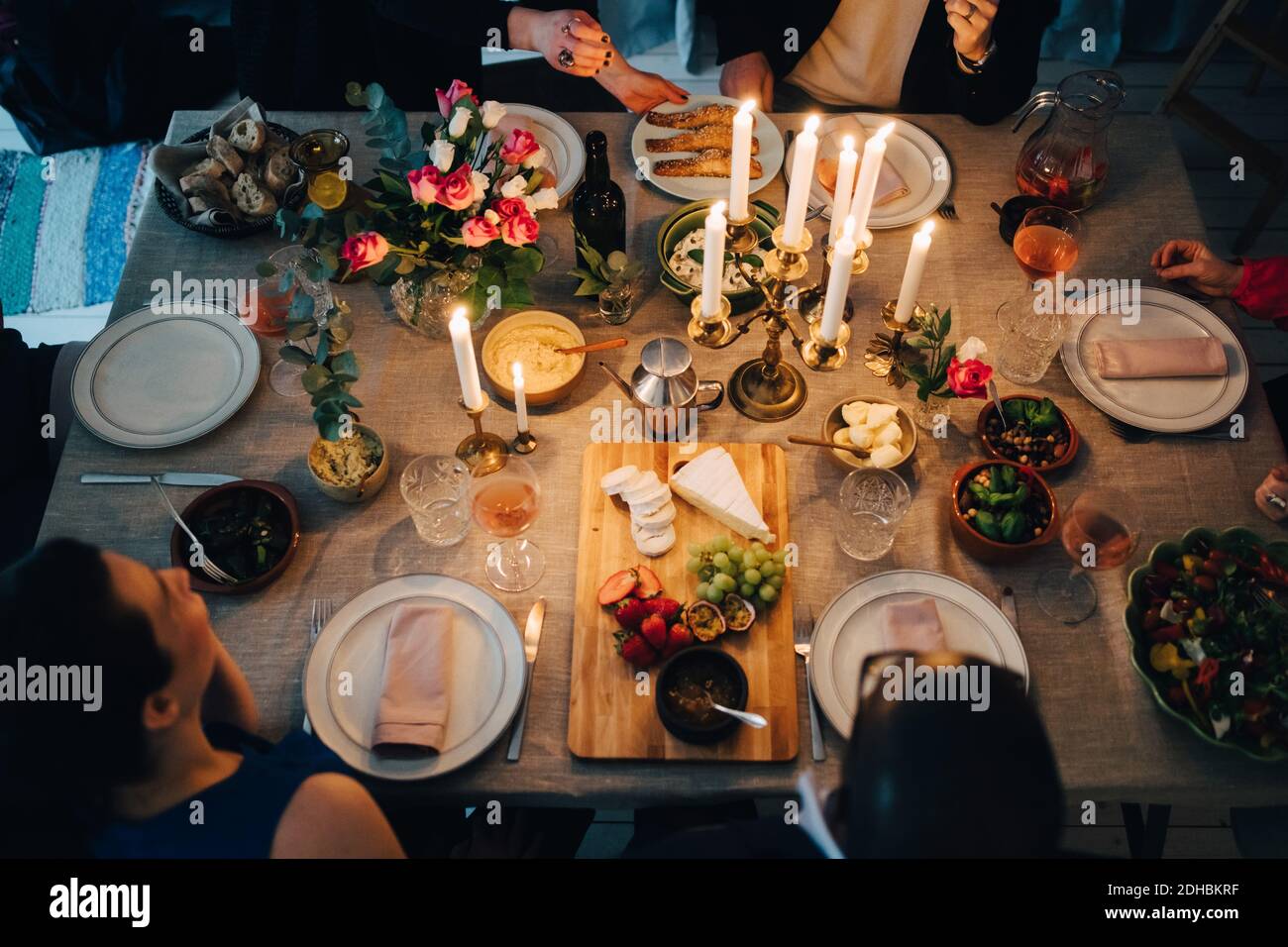 Vue en grand angle des amis appréciant la nourriture au dîner Banque D'Images