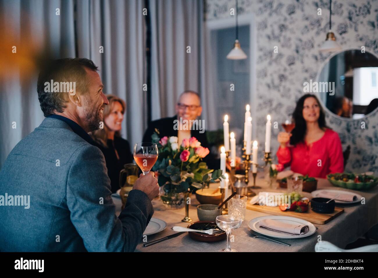 Des amis matures qui apprécient le dîner à la maison Banque D'Images