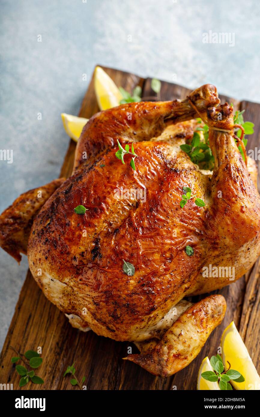 Poulet rôti au citron et aux herbes Banque D'Images