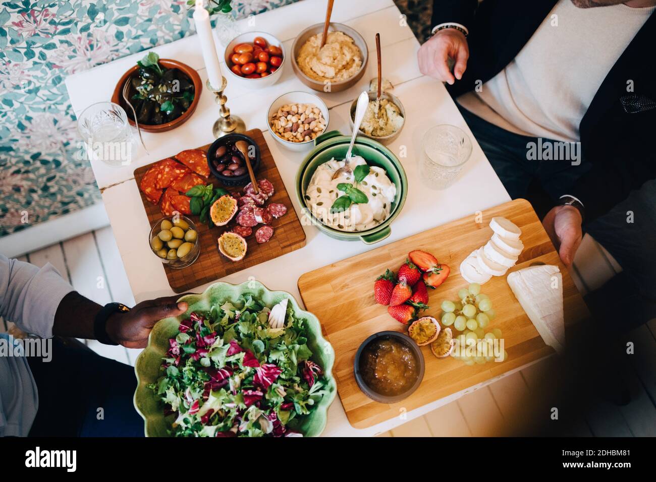 Directement au-dessus de la prise de vue d'amis ayant des aliments sains à la table Banque D'Images