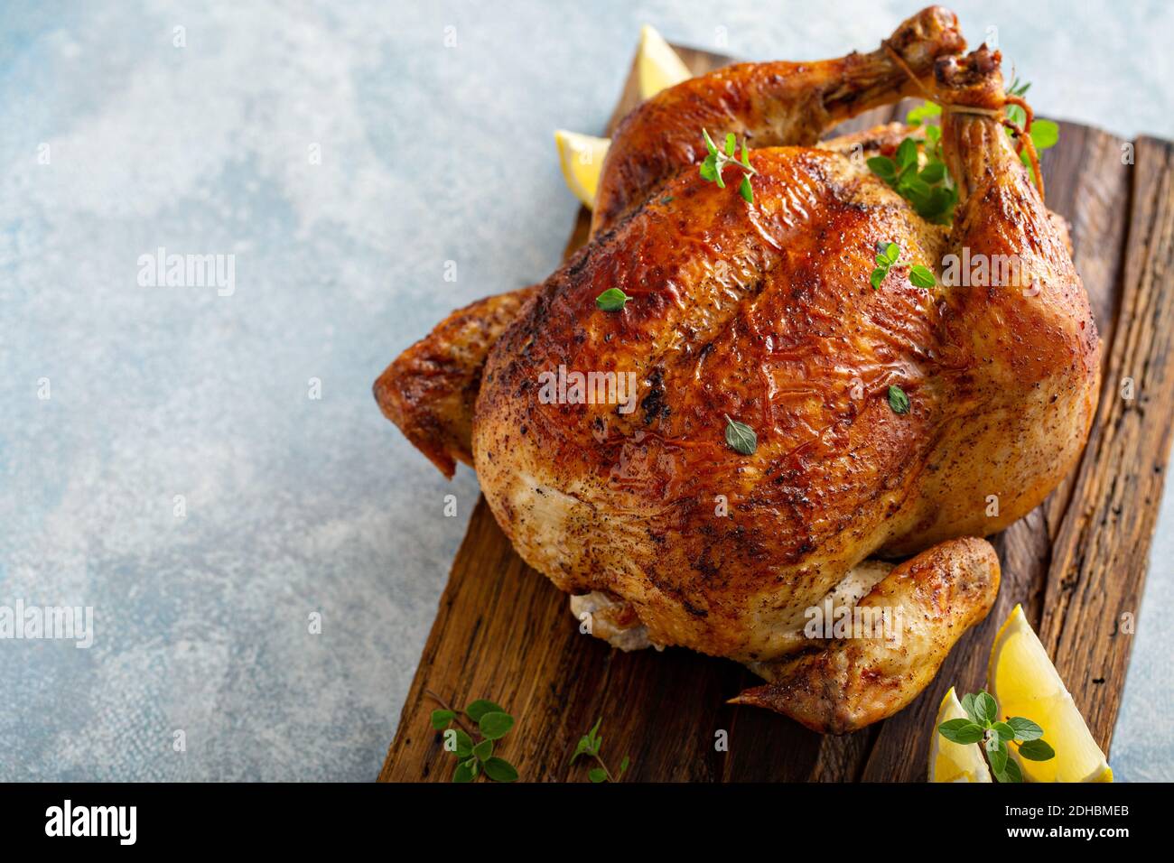 Poulet rôti au citron et aux herbes Banque D'Images