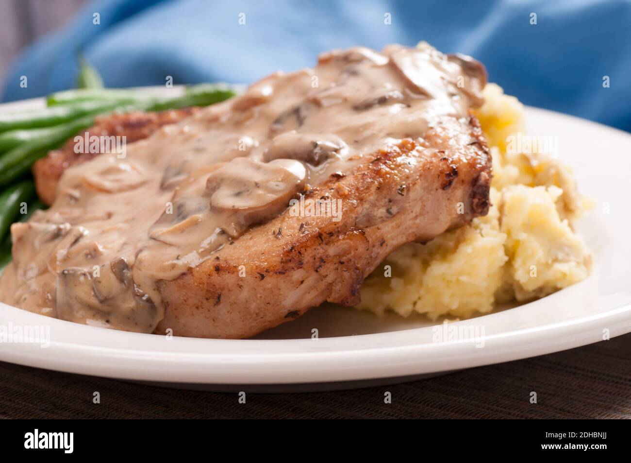 Côtelette De Porc Aux Oignons Et Aux Champignons côtelette de porc croustillante, sauce aux champignons et purée de