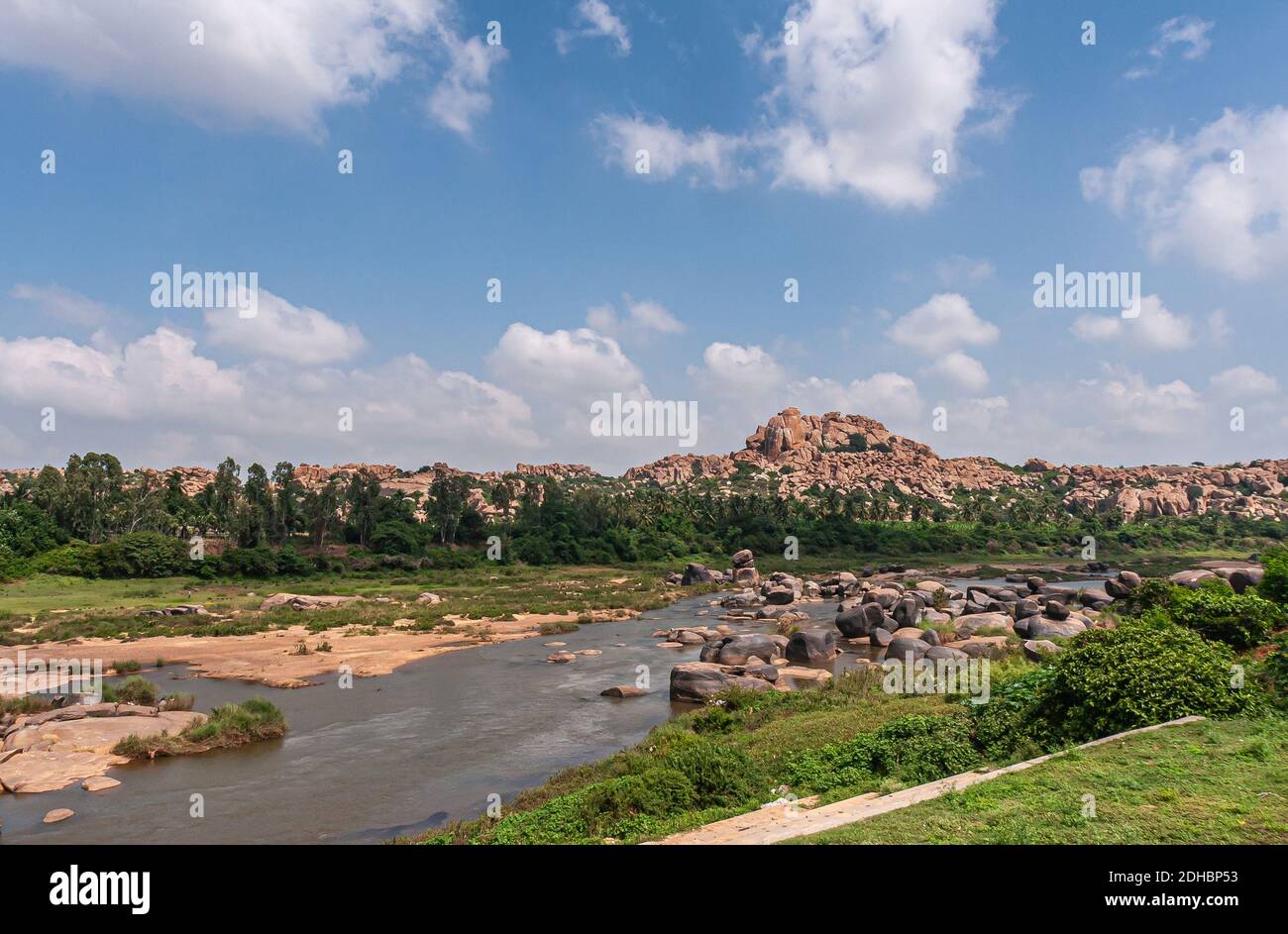 Hampi, Karnataka, Inde - 4 novembre 2013 : rivière Tungabhadra juste au nord du complexe du temple de Viriupaksha. Gros plan avec blocs noircis, ceinture verte, Banque D'Images