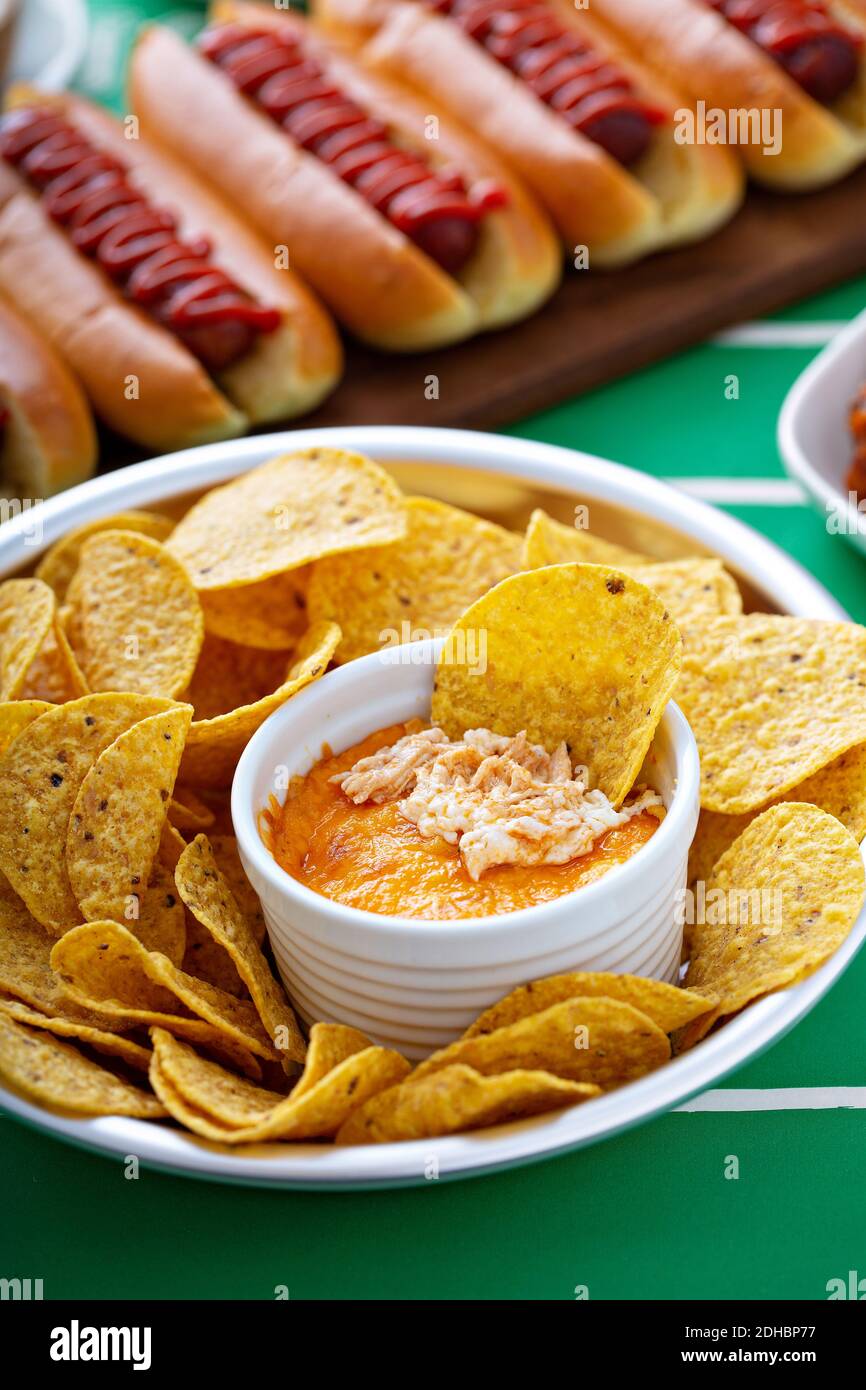Nourriture de jour de jeu pour Super Bowl, chips et hot dogs Banque D'Images