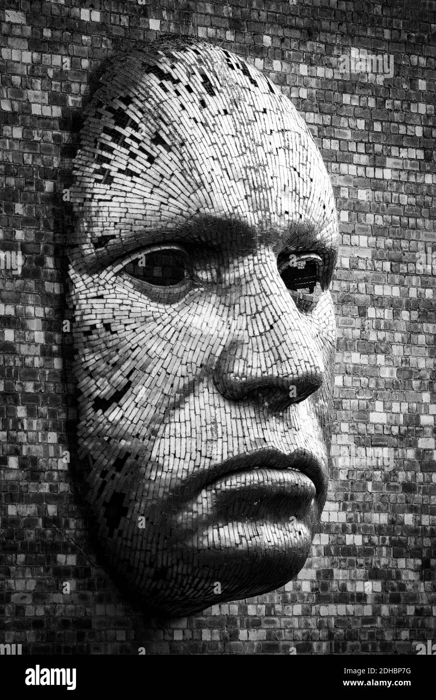 Une sculpture à face métallique conçue par Rick Kirby montée sur le côté du Drill Hall , Lincoln, Angleterre, Royaume-Uni. Banque D'Images Une sculpture à face métallique conçue par Rick Kirby montée sur le côté du Drill Hall , Lincoln, Angleterre, Royaume-Uni. Banque D'Images