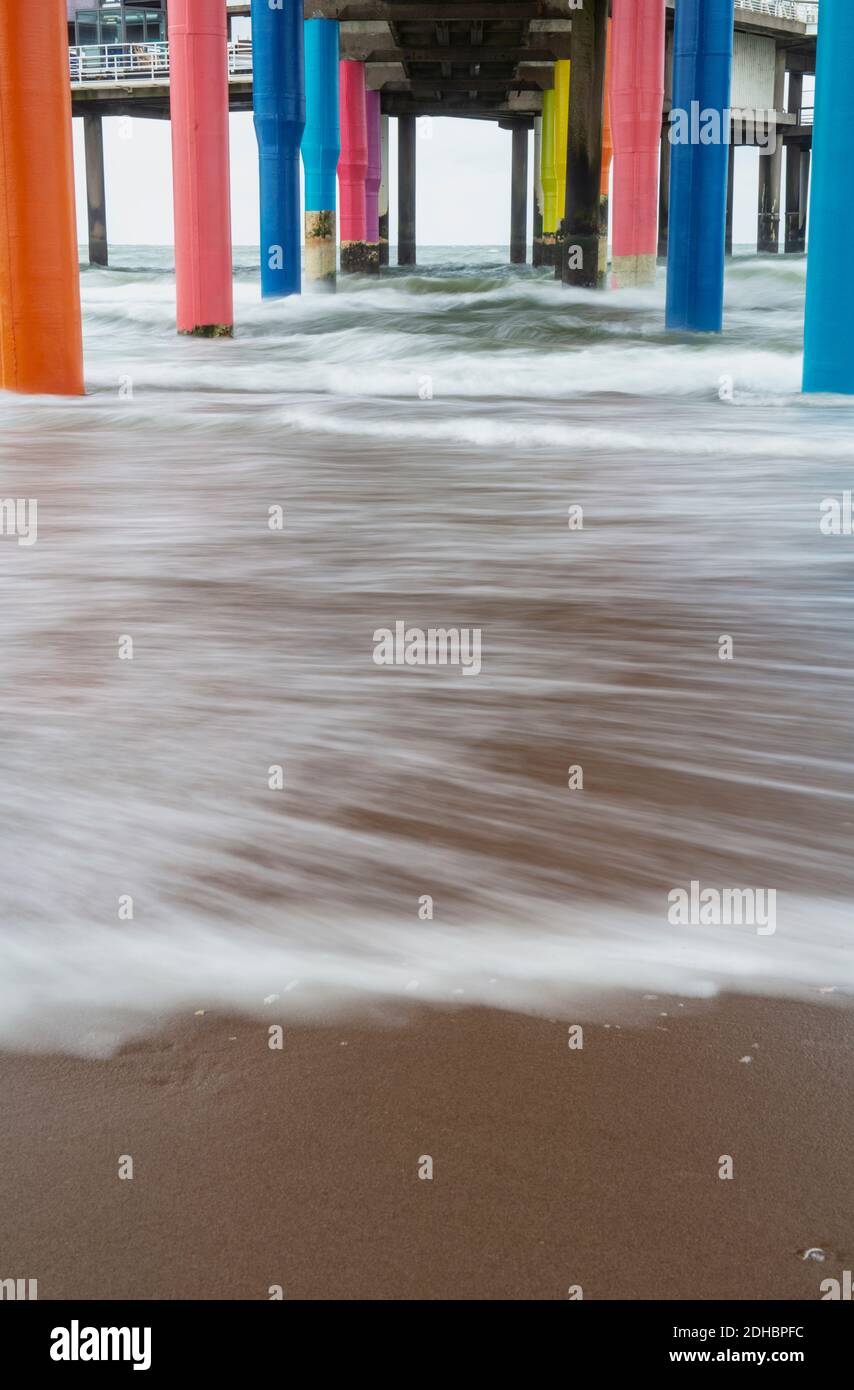 Les piliers de la jetée de Scheveningen près de La Haye aux Pays-Bas Banque D'Images