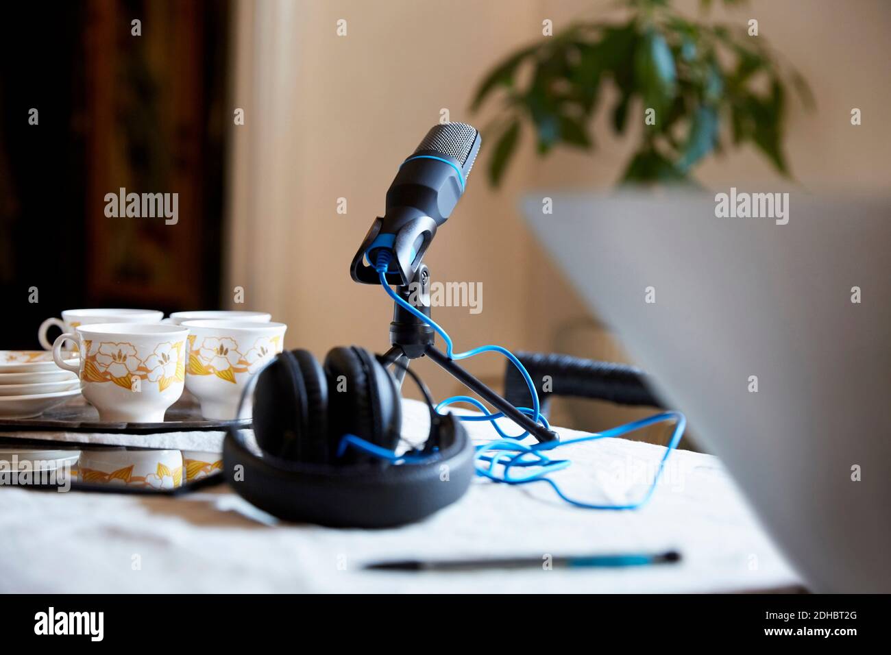Gros plan du microphone et du casque avec vaisselle sur la table à accueil Banque D'Images