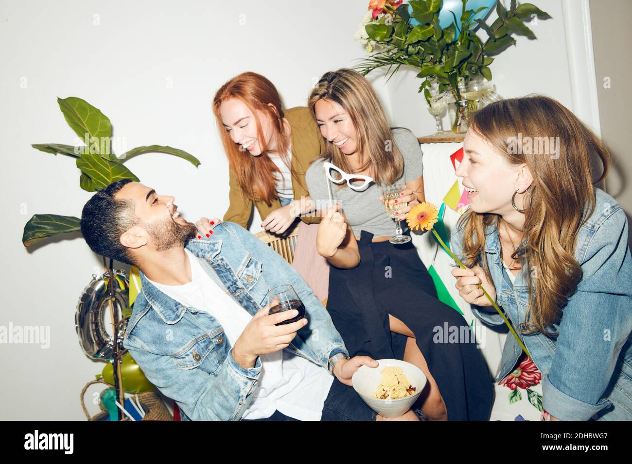 De jeunes amis joyeux qui apprécient le dîner à la maison Banque D'Images