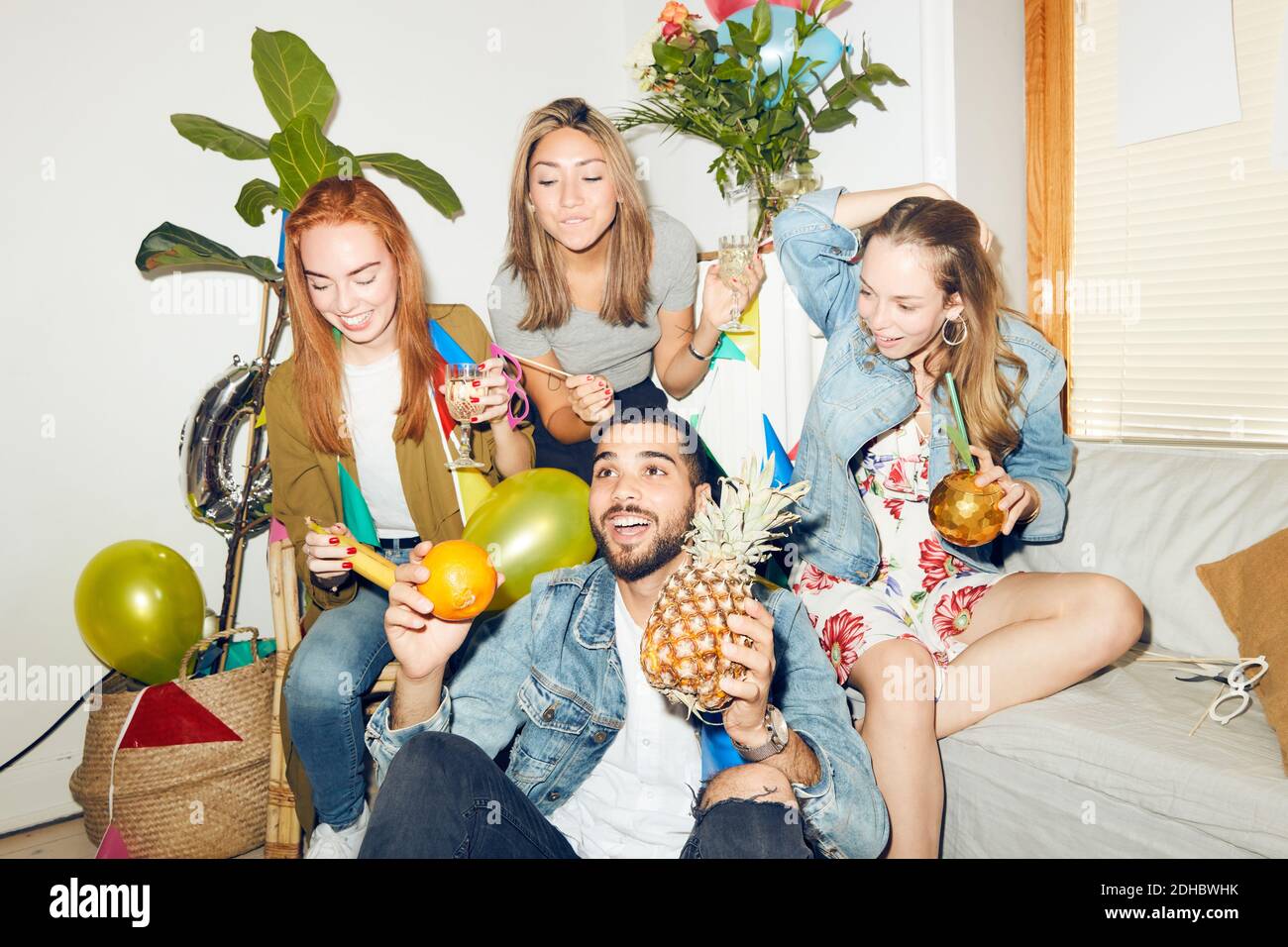 Jeunes amis multiethniques appréciant dîner à la maison Banque D'Images