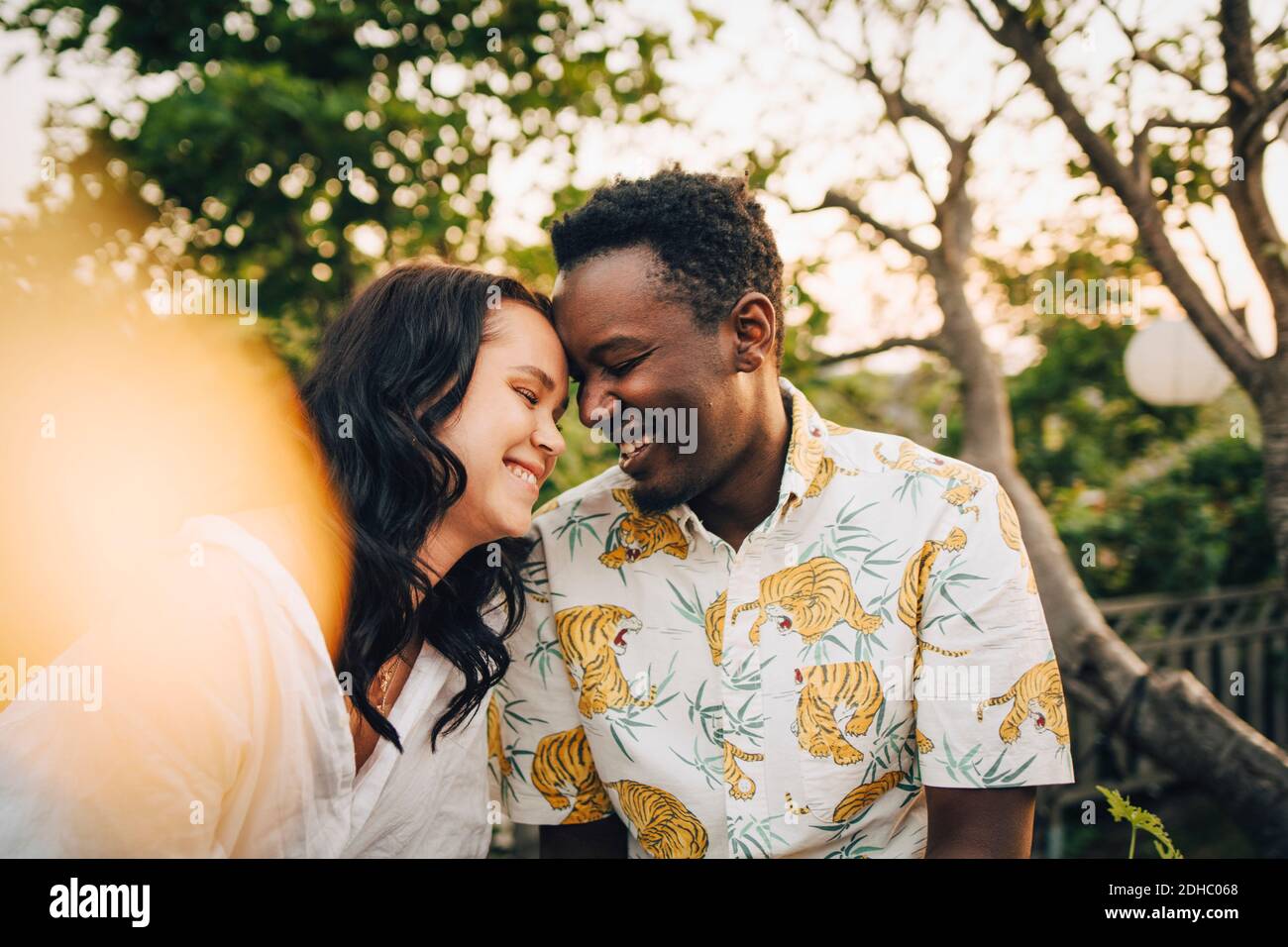 Un couple multiethnique souriant passe du temps libre pendant le week-end Banque D'Images