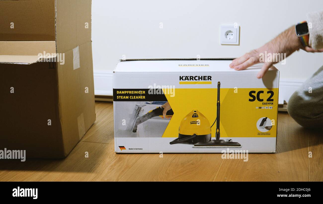 Paris, France - Circa 2019: Scène réelle de l'homme unboxing dans une  nouvelle boîte en carton d'Amazon contenant le nouveau nettoyant à vapeur  Karcher SC2 - tenant la main sur la boîte